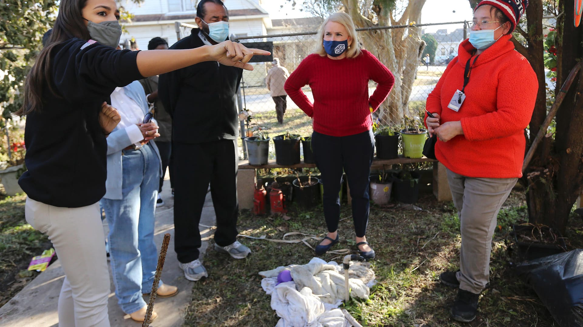 Die US-Abgeordnete Alexandria Ocasio-Cortez (links) spricht mit von der Kältewelle betroffenen Bewohnern in Texas (Archivild). Jetzt kommen Strom und Wasser zurück.