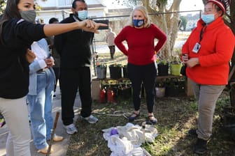 Die US-Abgeordnete Alexandria Ocasio-Cortez (links) spricht mit von der Kältewelle betroffenen Bewohnern in Texas (Archivild). Jetzt kommen Strom und Wasser zurück.