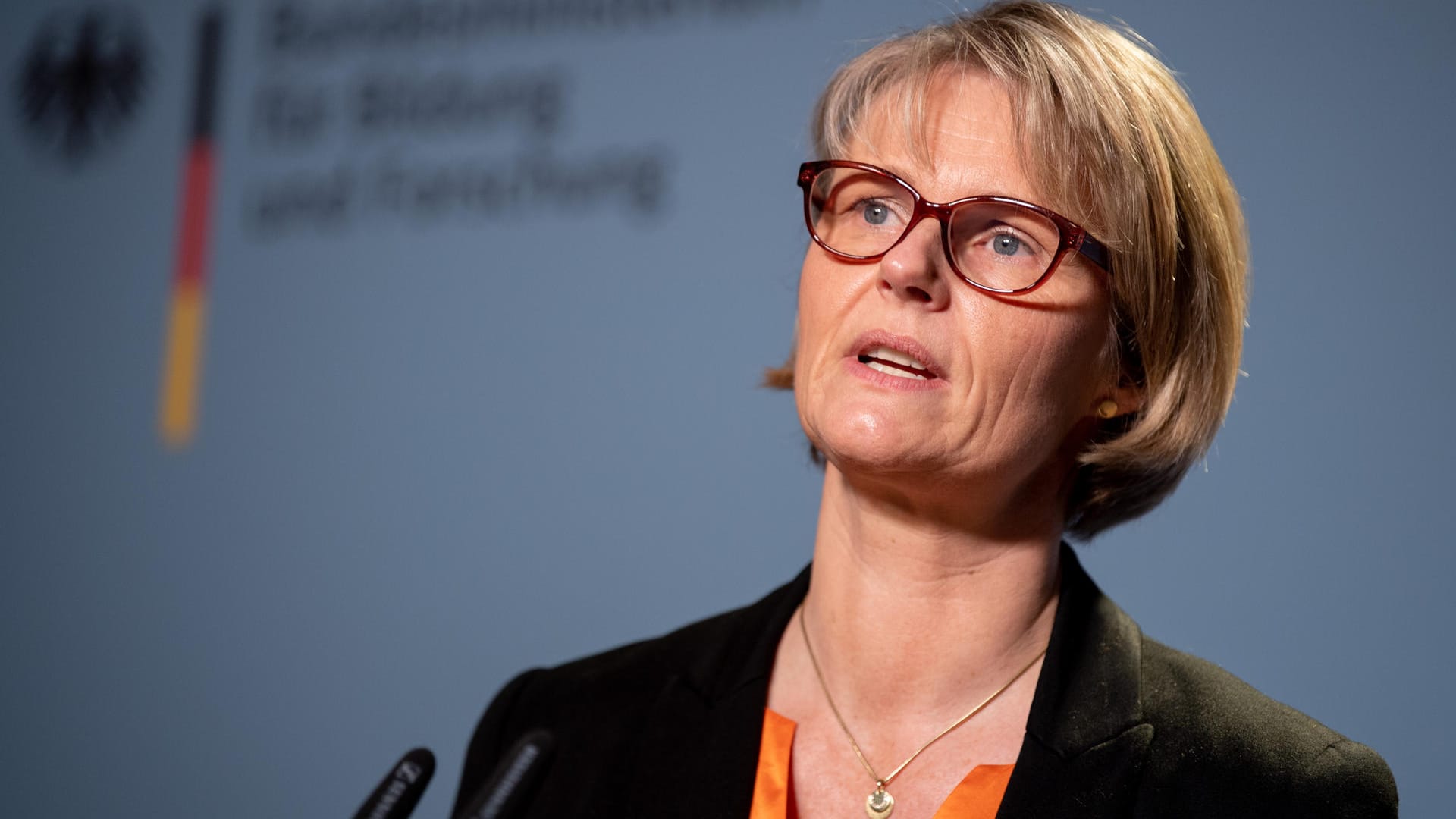 Anja Karliczek spricht bei einer Pressekonferenz. Die Bildungsministerin spricht sich dafür aus, Lehrkräfte früher zu impfen.