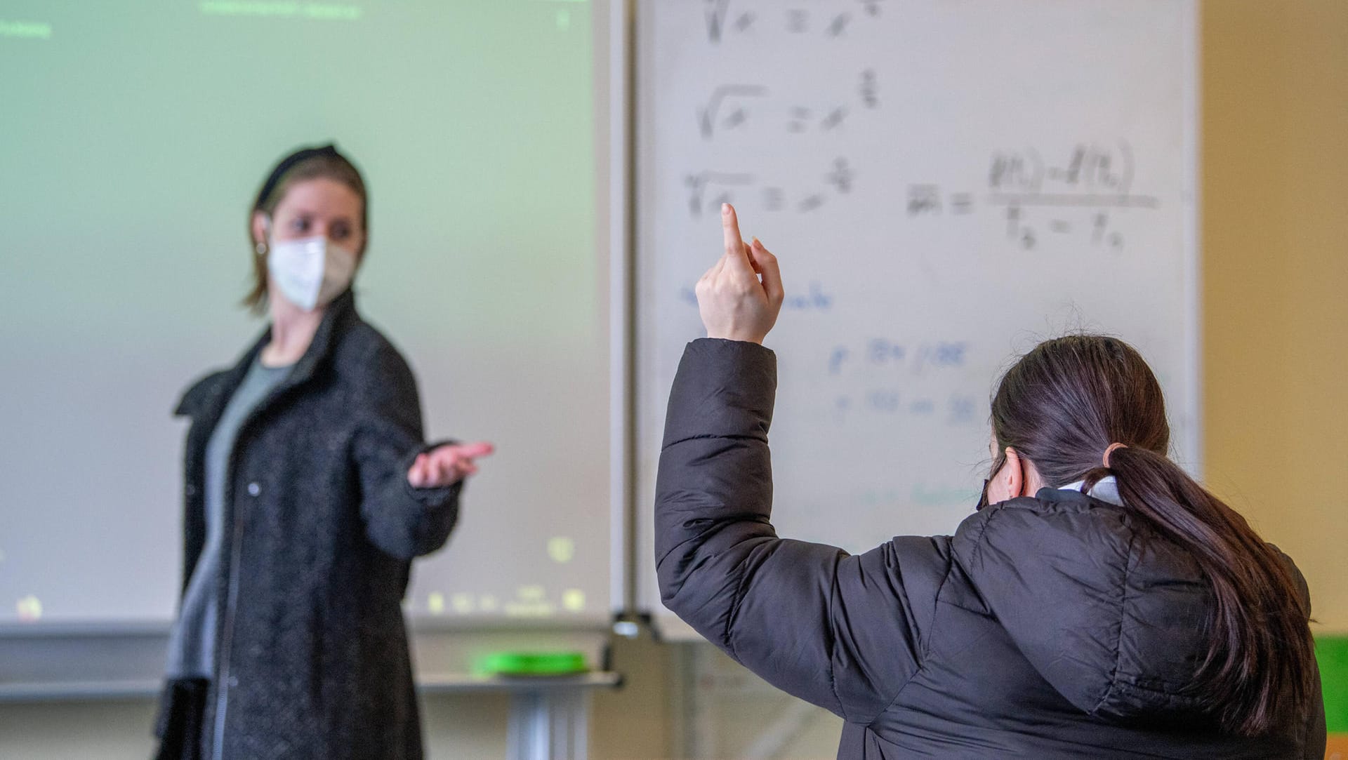 Lehrerin mit Maske im Unterricht: Die Impfreihenfolge könnte am Montag angepasst werden.