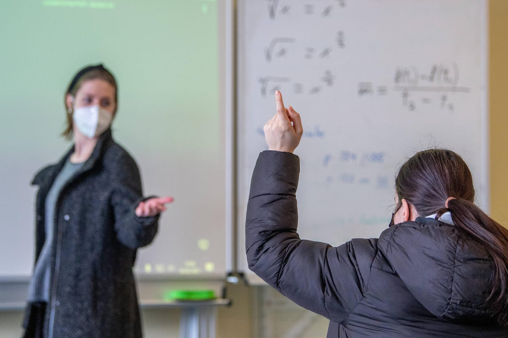 Lehrerin mit Maske im Unterricht: Die Impfreihenfolge könnte am Montag angepasst werden.