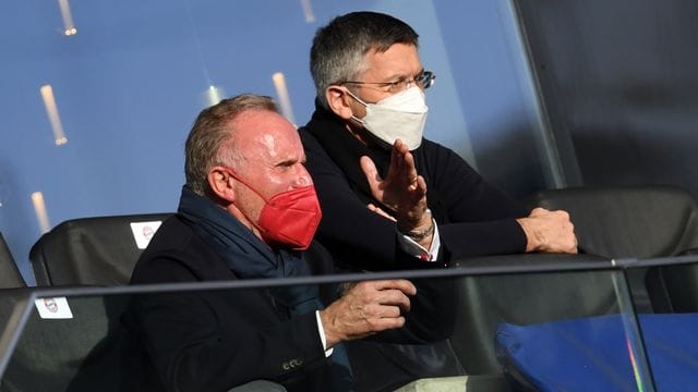 FC-Bayern-Boss Karl-Heinz Rummenigge (l) zusammen mit Bayern-Präsident Herbert Hainer auf der Tribüne in Frankfurt. FC-Bayern-Boss Karl-Heinz Rummenigge (l) zusammen mit Bayern-Präsident Herbert Hainer auf der Tribüne in Frankfurt.