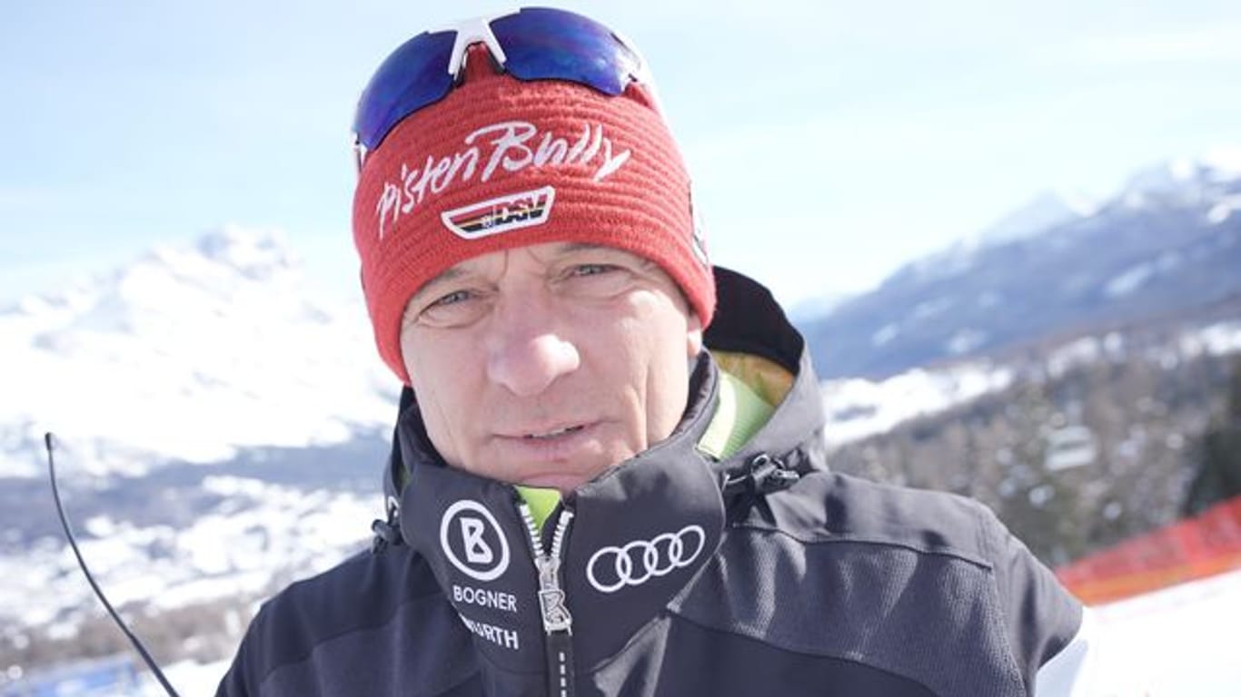 Wolfgang Maier, Sportdirektor Alpin beim Deutschen Skiverband DSV, besichtigt vor einem Rennen die Strecke.