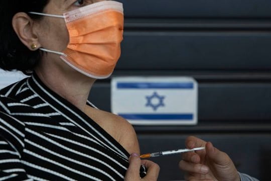 Eine Frau erhält in einem Impfzentrum in Tel Aviv eine Impfung.