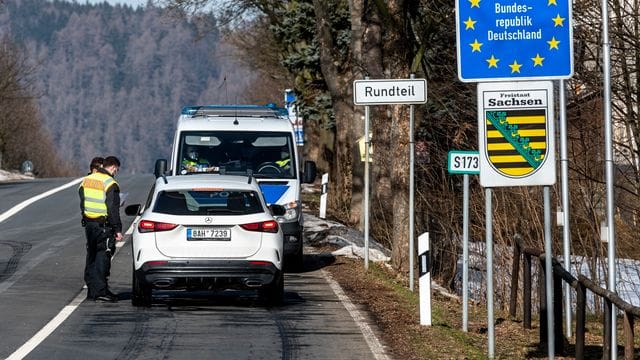Deutsche Polizeibeamte kontrollieren ein Fahrzeug am tschechisch-deutschen Grenzübergang Petrovice/Bahratal im Erzgebirge. Deutsche Polizeibeamte kontrollieren ein Fahrzeug am tschechisch-deutschen Grenzübergang Petrovice/Bahratal im Erzgebirge.