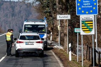 Deutsche Polizeibeamte kontrollieren ein Fahrzeug am tschechisch-deutschen Grenzübergang Petrovice/Bahratal im Erzgebirge.