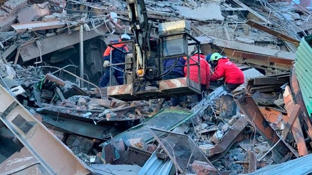 Das vom russischen Katastrophenschutzministerium veröffentlichte Foto zeigt Rettungskräfte an der eingestürzten Produktionshalle. Das vom russischen Katastrophenschutzministerium veröffentlichte Foto zeigt Rettungskräfte an der eingestürzten Produktionshalle.