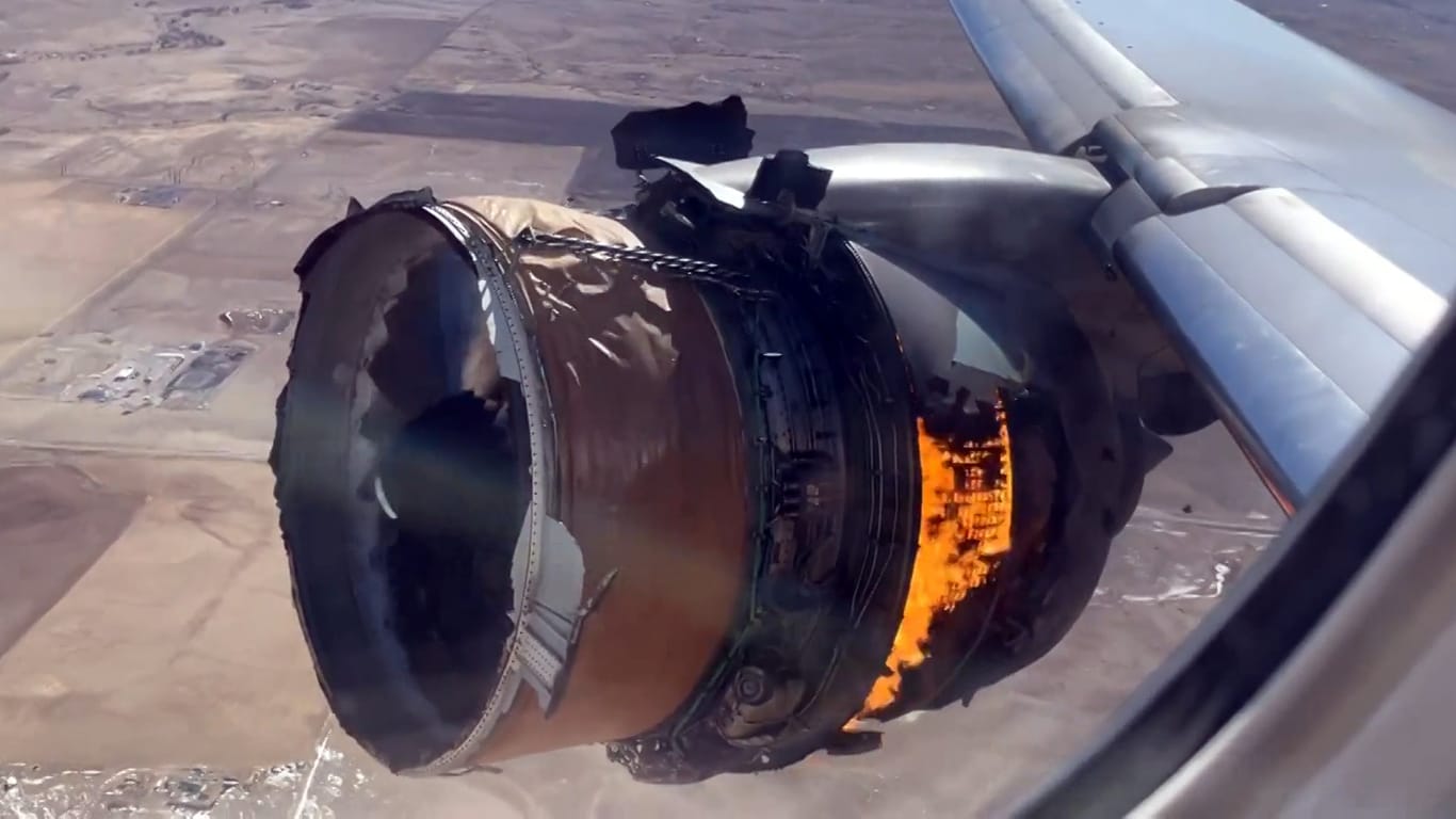 Das brennende Triebwerk einer Boeing 777 über den USA: Die Maschine konnte trotz des schweren Schadens sicher landen.