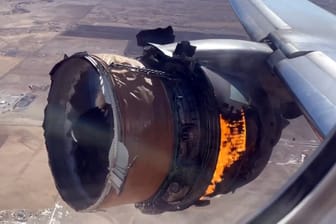 Das brennende Triebwerk einer Boeing 777 über den USA: Die Maschine konnte trotz des schweren Schadens sicher landen.