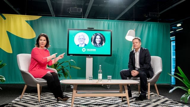 Die Grünen-Vorsitzenden Annalena Baerbock und Robert Habeck beim digitalen Politischen Aschermittwoch ihrer Partei. Die Grünen-Vorsitzenden Annalena Baerbock und Robert Habeck beim digitalen Politischen Aschermittwoch ihrer Partei.