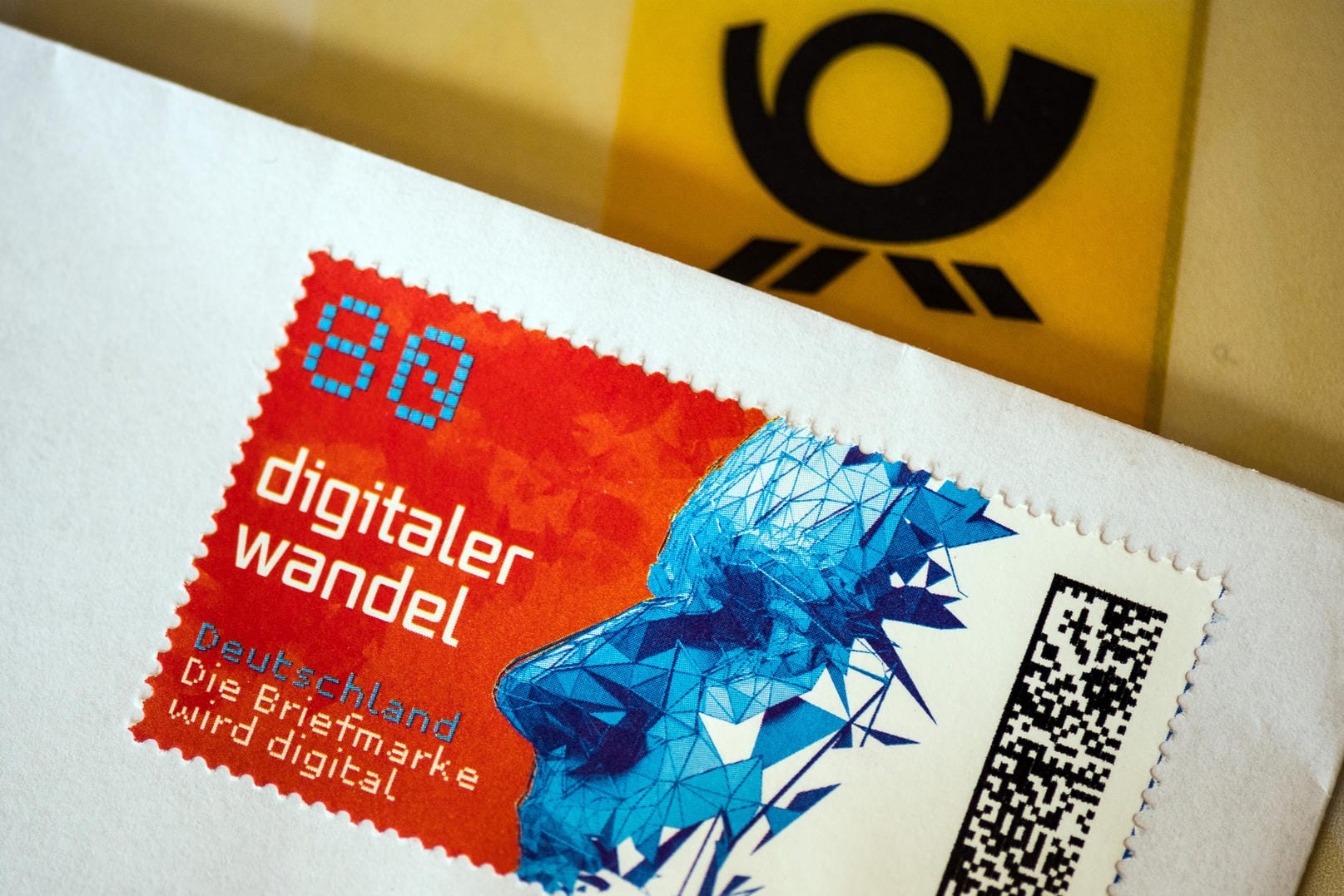 Briefmarke mit Matrixcode: Damit können Sie auch Briefe und Postkarten nachverfolgen.