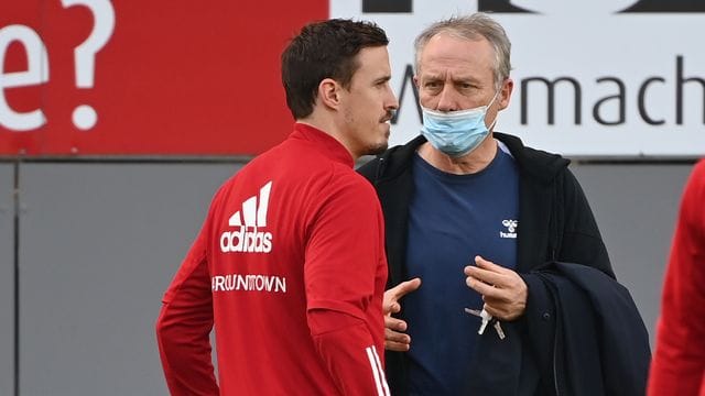 Max Kruse (l) im Gespräch mit Freiburg-Trainer Christian Streich. Max Kruse (l) im Gespräch mit Freiburg-Trainer Christian Streich.