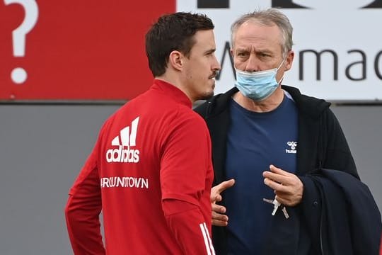 Max Kruse (l) im Gespräch mit Freiburg-Trainer Christian Streich.
