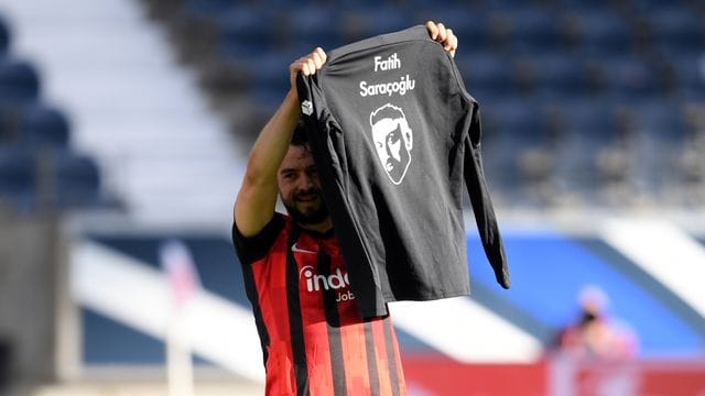 Der Frankfurter Amin Younes erinnerte an die Opfer von Hanau.