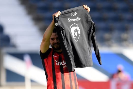 Der Frankfurter Amin Younes erinnerte an die Opfer von Hanau.