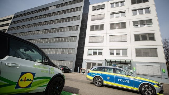 Ein Fahrzeug der Polizei vor der Lidl-Zentrale in Neckarsulm.