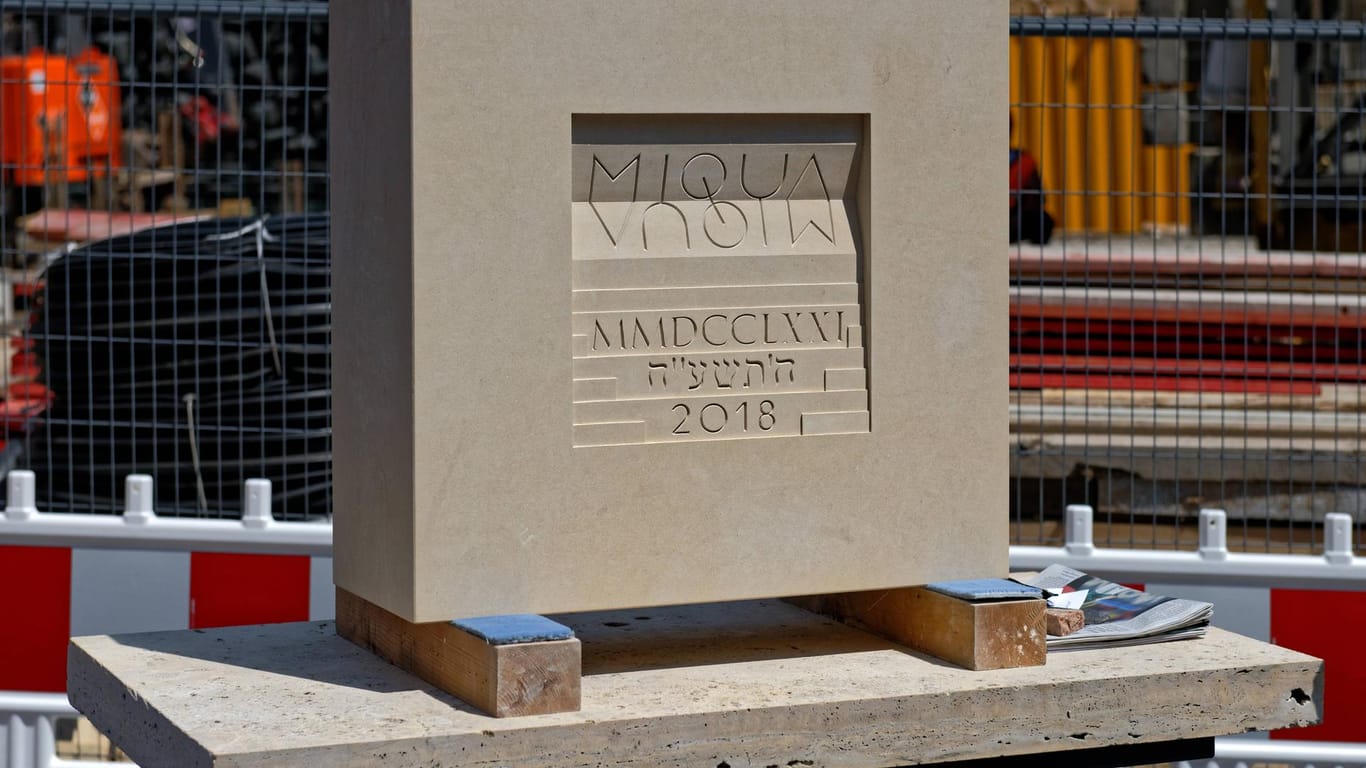 Grundsteins auf der Baustelle des MiQua: 2018 wurde er auf der Baustelle des Jüdischen Museums zu Köln enthüllt.