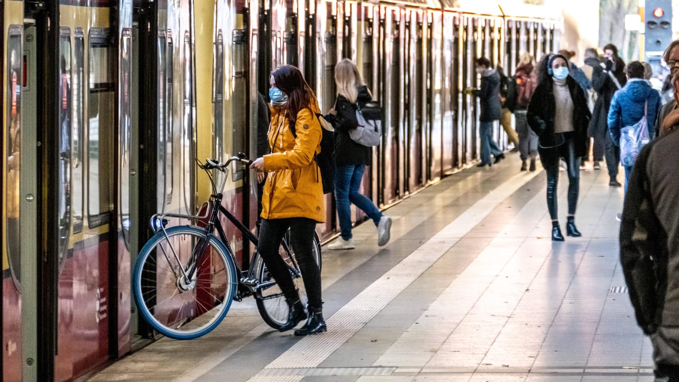 Der S-Bahnhof Westkreuz in Berlin (Archivbild): In Berlin möchte man den Nahverkehr attraktiver gestalten. Dazu könnte auch eine kostenlose Mitnahme von Fahrrädern für Abonnenten gehören.