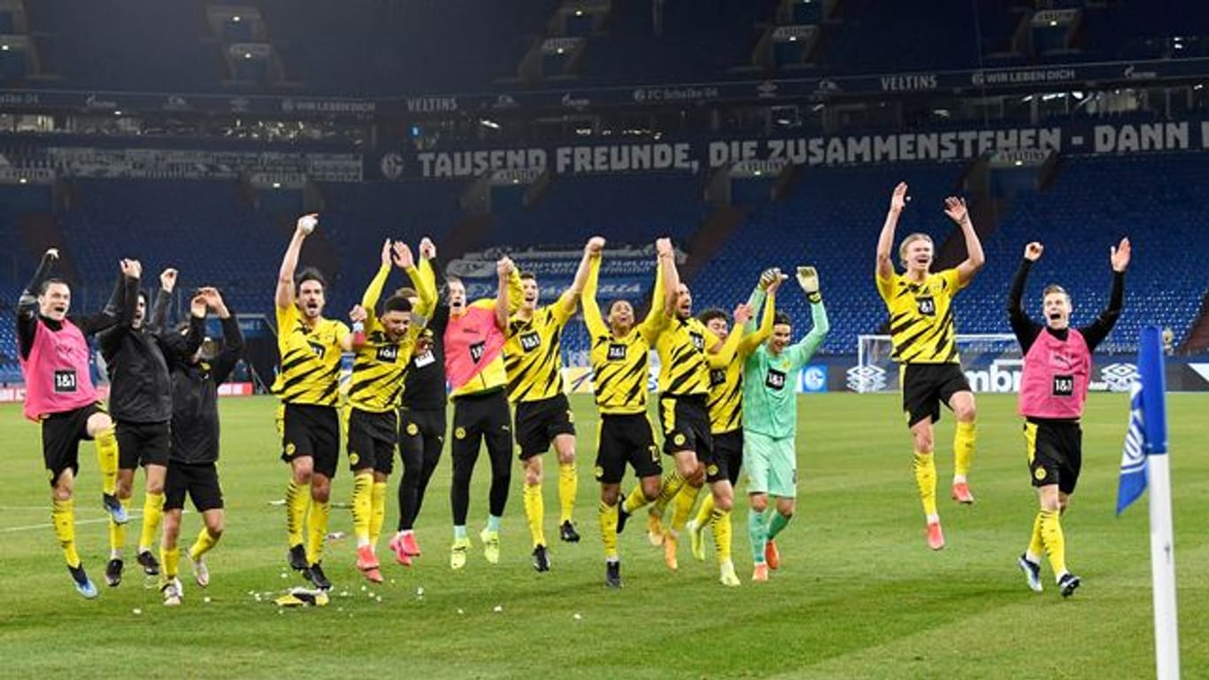 Die Dortmunder Spieler feierten nach dem Derby-Sieg.
