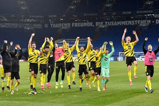 Die Dortmunder Spieler feierten nach dem Derby-Sieg.
