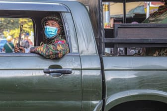 Ein bewaffneter Soldat in einem Militärfahrzeug in Mandalay.