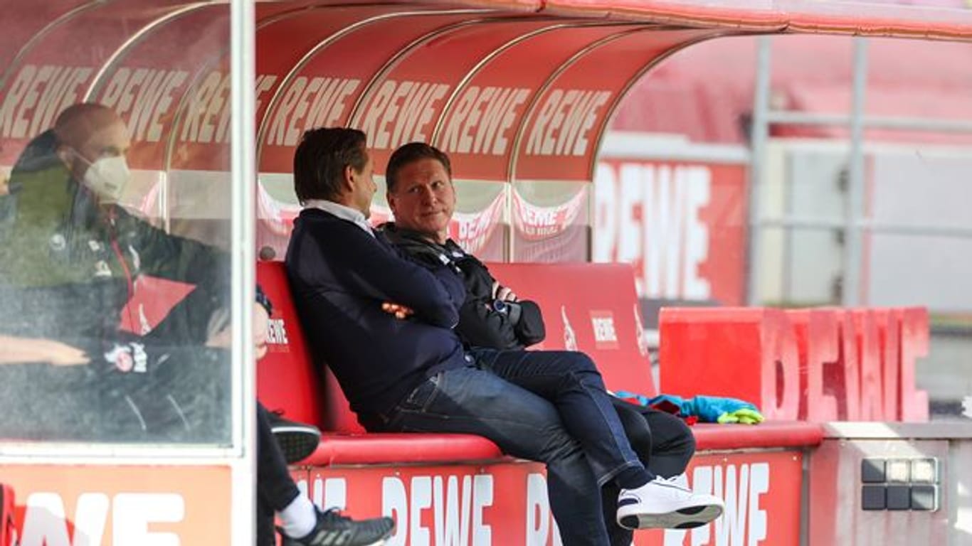 Kölns Sportchef Horst Heldt (l) stellt Trainer Markus Gisdol nicht infrage.