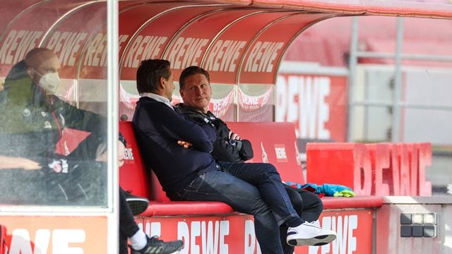 Kölns Sportchef Horst Heldt (l) stellt Trainer Markus Gisdol nicht infrage. Kölns Sportchef Horst Heldt (l) stellt Trainer Markus Gisdol nicht infrage.