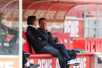 Kölns Sportchef Horst Heldt (l) stellt Trainer Markus Gisdol nicht infrage.