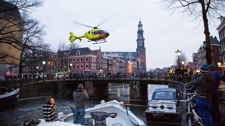 Rettungshubschrauber in Amsterdam (Archivbild): Einsatzkräfte suchten nach einer Frau im Wasser.