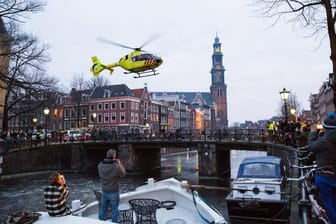 Rettungshubschrauber in Amsterdam (Archivbild): Einsatzkräfte suchten nach einer Frau im Wasser.