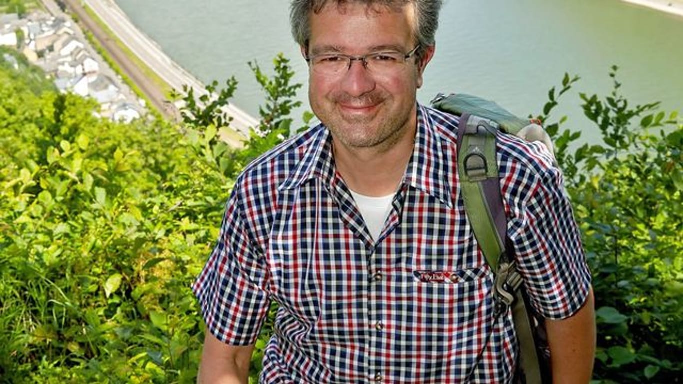 Manuel Andrack bei einer Wanderung am Rheintal.
