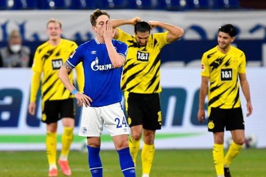 Der Schalker Bastian Oczipka (v.