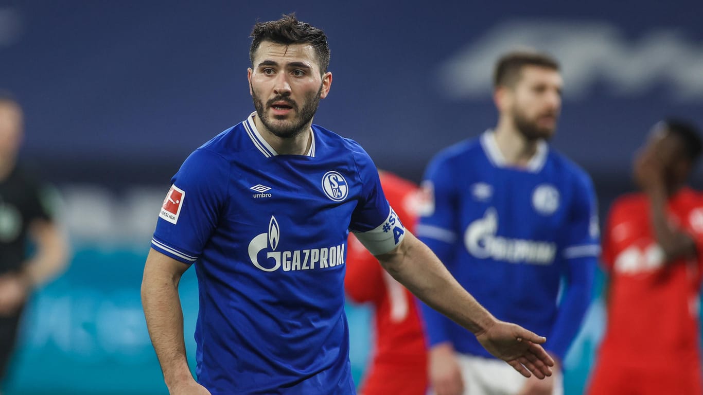 Sead Kolasinac: Der Kapitän stellte sich noch vor dem Derby gegen den BVB den Schalke-Ultras.