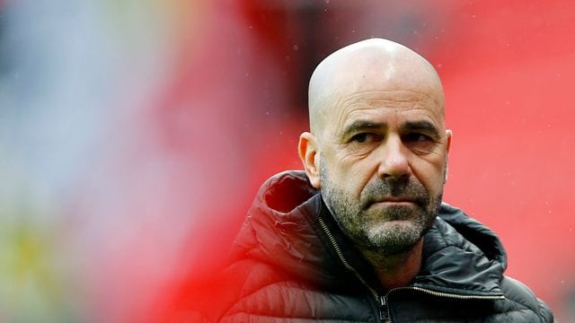 Holt gegen den FC Augsburg sechs neue Profis in die Startelf: Leverkusens Trainer Peter Bosz. Holt gegen den FC Augsburg sechs neue Profis in die Startelf: Leverkusens Trainer Peter Bosz.