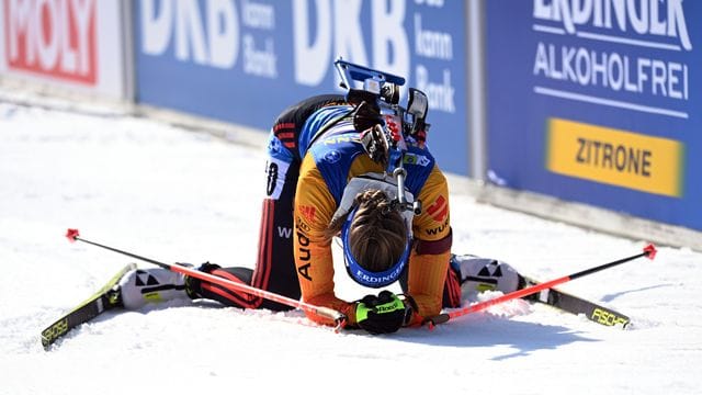 Franziska Preuß sinkt im Ziel auf die Knie: Sie belegte den sechsten Platz beim Massenstart.