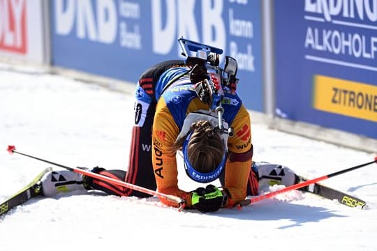 Franziska Preuß sinkt im Ziel auf die Knie: Sie belegte den sechsten Platz beim Massenstart.