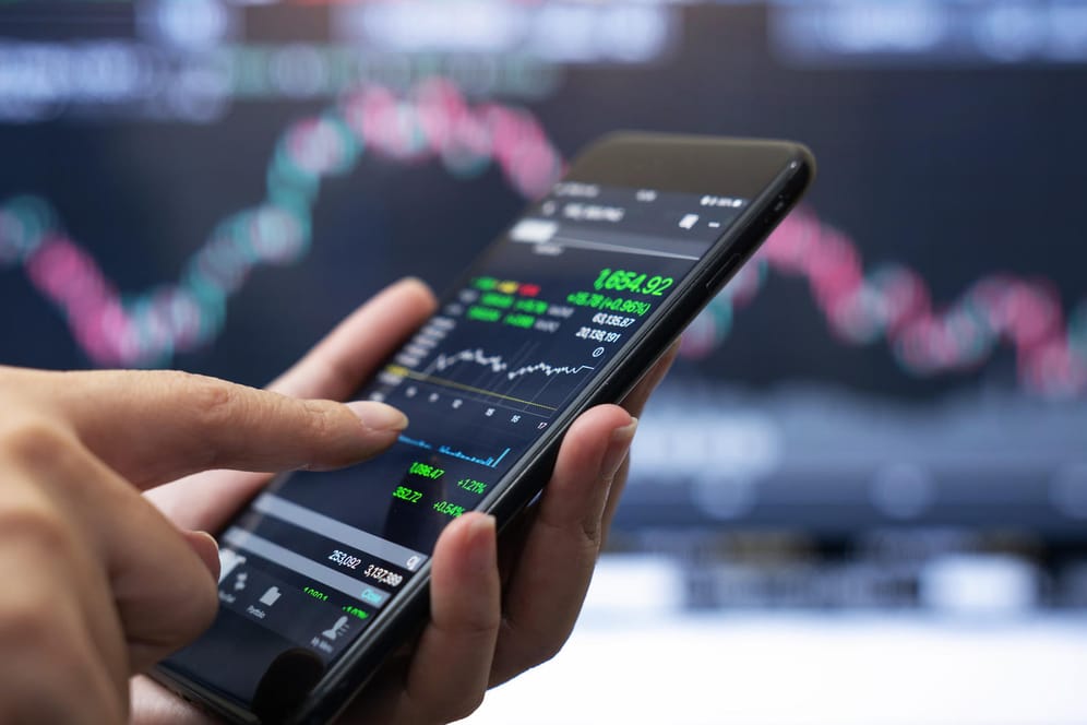 Aktienhandel am Smartphone (Symbolbild): An der Börse gibt es für jedes Wertpapier eine ISIN.