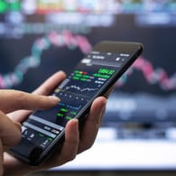 Aktienhandel am Smartphone (Symbolbild): An der Börse gibt es für jedes Wertpapier eine ISIN.