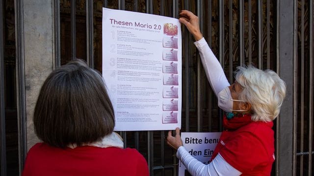 Zwei Aktivistinnen der katholischen Reforminitiative Maria 2. Zwei Aktivistinnen der katholischen Reforminitiative Maria 2.
