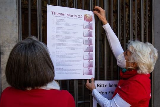Zwei Aktivistinnen der katholischen Reforminitiative Maria 2.