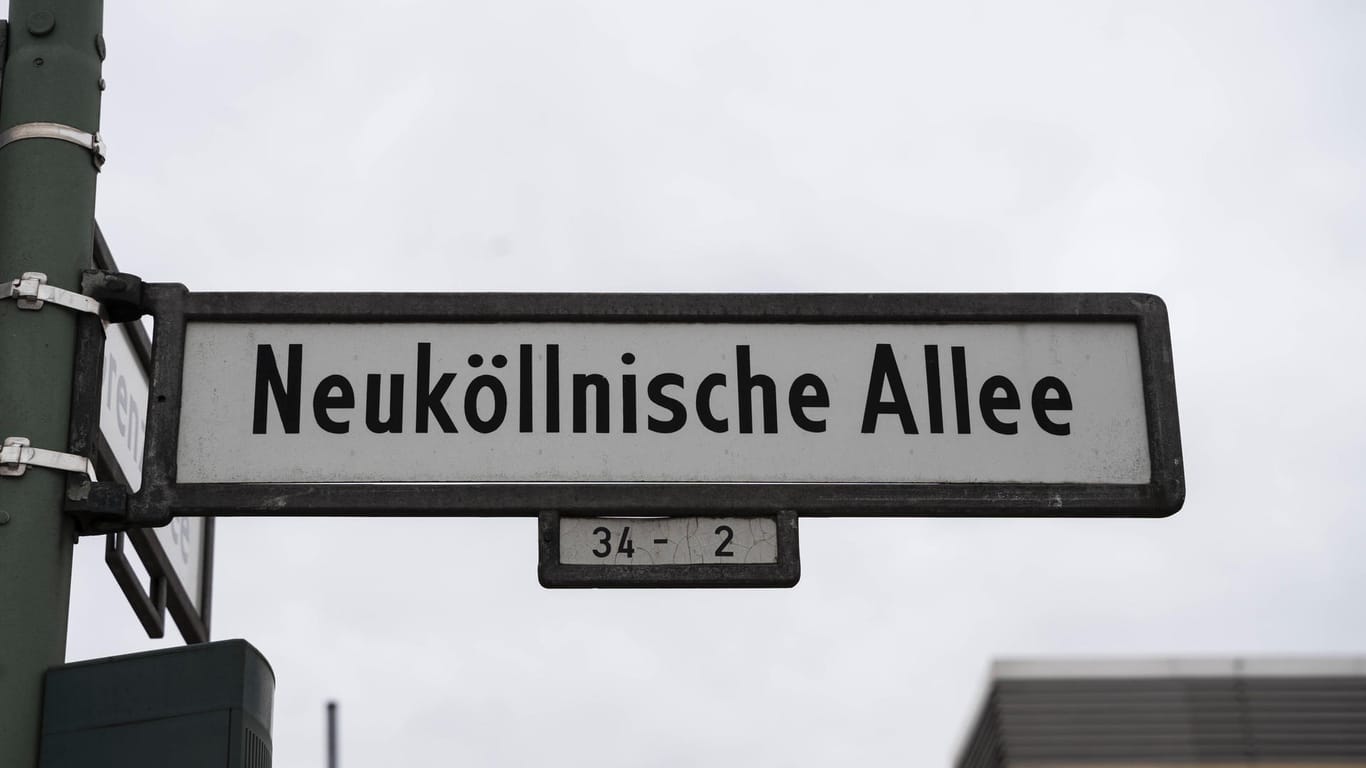 Ein Straßenschild an der Neuköllnischen Allee in Berlin (Archivbild): In einem Industriegebäude auf dieser Straße hat die Polizei eine Party aufgelöst.