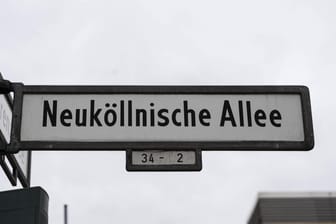 Ein Straßenschild an der Neuköllnischen Allee in Berlin (Archivbild): In einem Industriegebäude auf dieser Straße hat die Polizei eine Party aufgelöst.