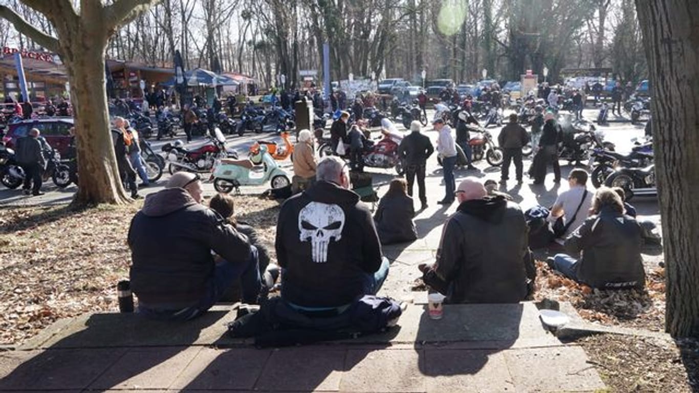 Motorradfahrer an der SpinnerbrückeMotorradfahrer in der Sonne: In Berlin haben sich Hunderte Biker getroffen.