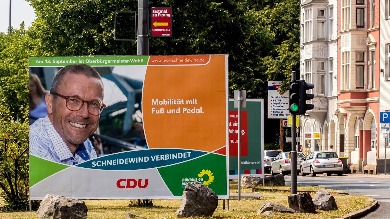 Ein Wahlplakat von Uwe Schneidwind im Kommunalwahlkampf 2020 in NRW (Archivbild): Er war als gemeinsamer Kandidat von CDU und Grünen aufgestellt worden.