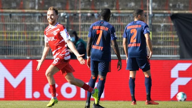 Der Würzburger Martin Hasek (l) jubelt über sein Tor zum 1:0 gegen den Hamburger SV. Der Würzburger Martin Hasek (l) jubelt über sein Tor zum 1:0 gegen den Hamburger SV.