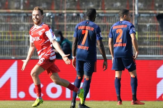 Der Würzburger Martin Hasek (l) jubelt über sein Tor zum 1:0 gegen den Hamburger SV.
