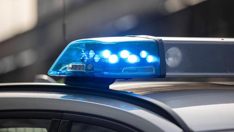 Blaulicht der Polizei (Symbolbild): Bei einem Überfall in Niedersachsen wurde Besteck als Waffe benutzt.