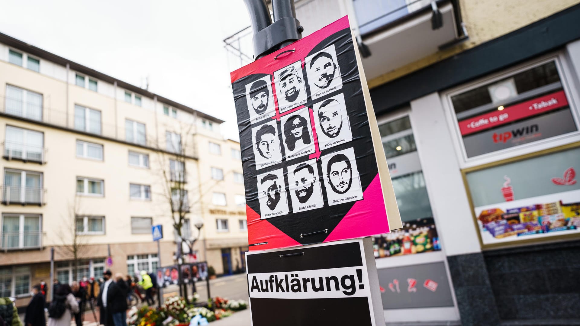 Aufforderung zum Gedenken in Hanau: Zwei Plakate wurden mit Hakenkreuzen beschmiert. Aufforderung zum Gedenken in Hanau: Zwei Plakate wurden mit Hakenkreuzen beschmiert.