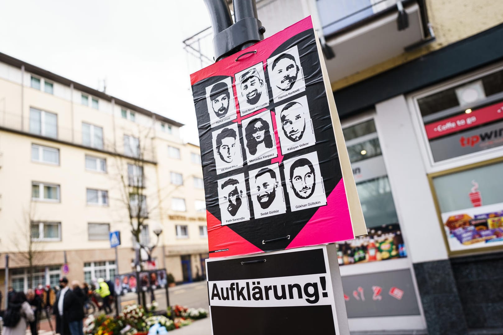 Aufforderung zum Gedenken in Hanau: Zwei Plakate wurden mit Hakenkreuzen beschmiert.