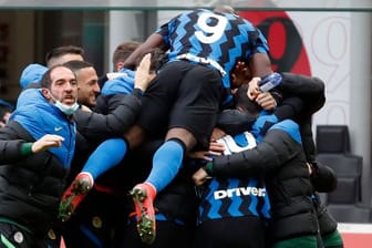 Die Spieler von Inter Mailand feiern zusammen, nachdem Lautaro Martinez das zweite Tor für die Mannschaft geschossen hat.